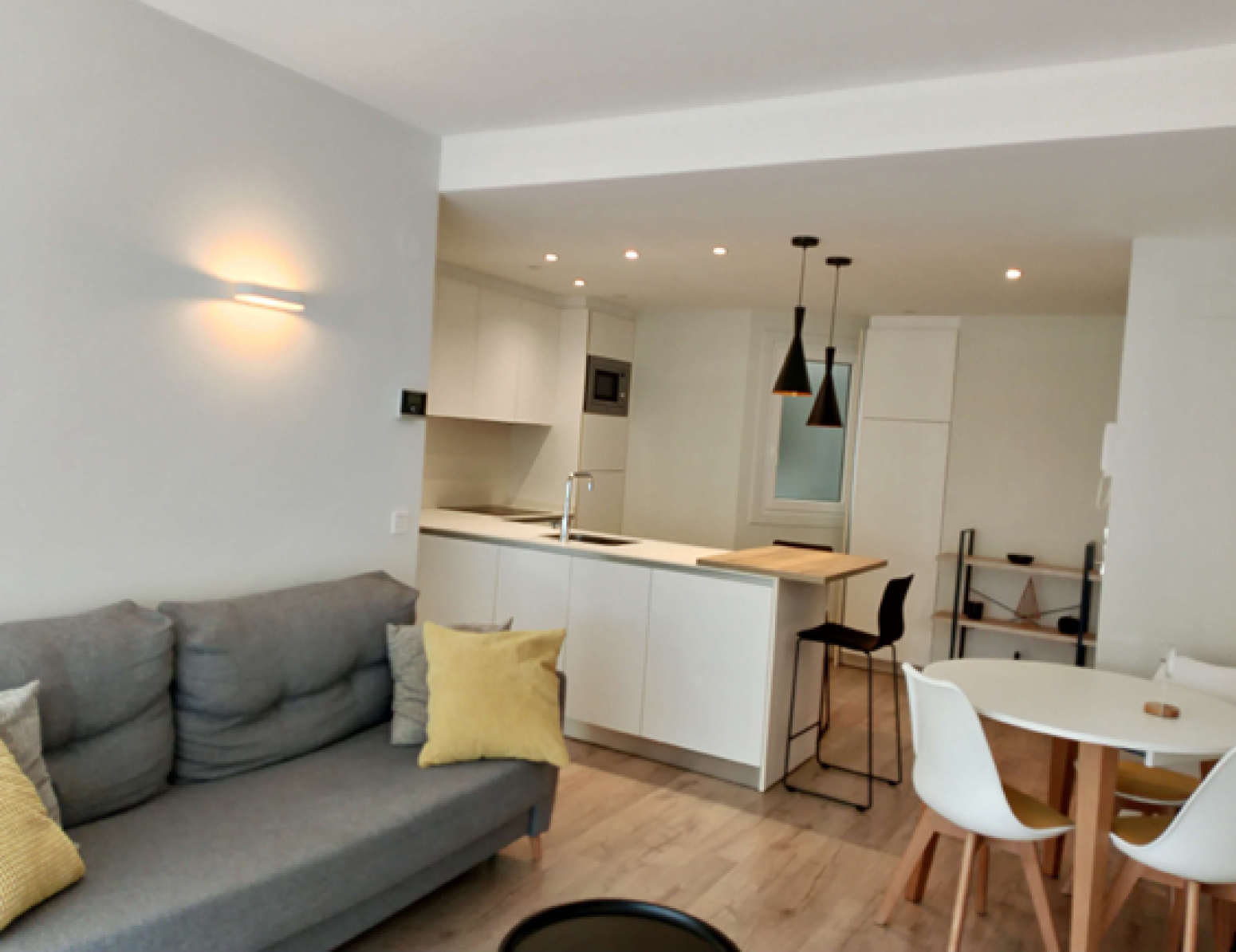 Sala d'estar de Pis de lloguer en Donostia - San Sebastián  amb Calefacció, Parquet i Moblat