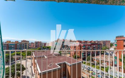 Vista exterior de Pis en venda en Badalona amb Terrassa i Balcó