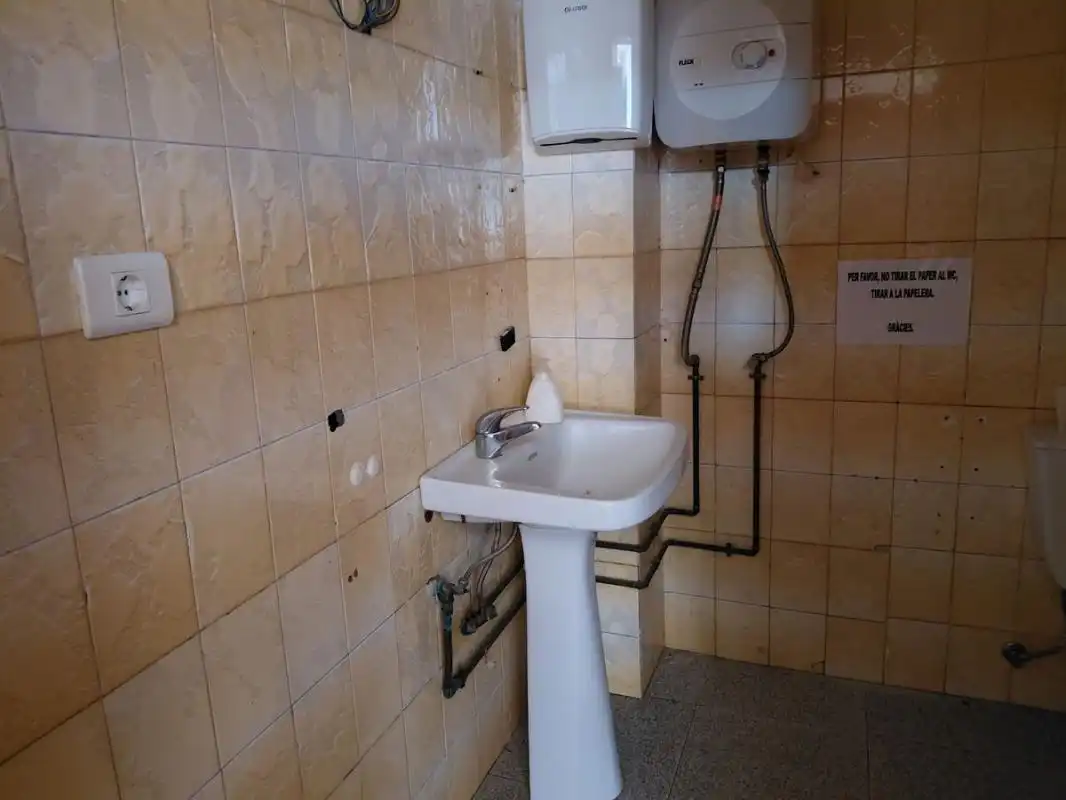 Baño de Local en venta en Corbera con Calefacción
