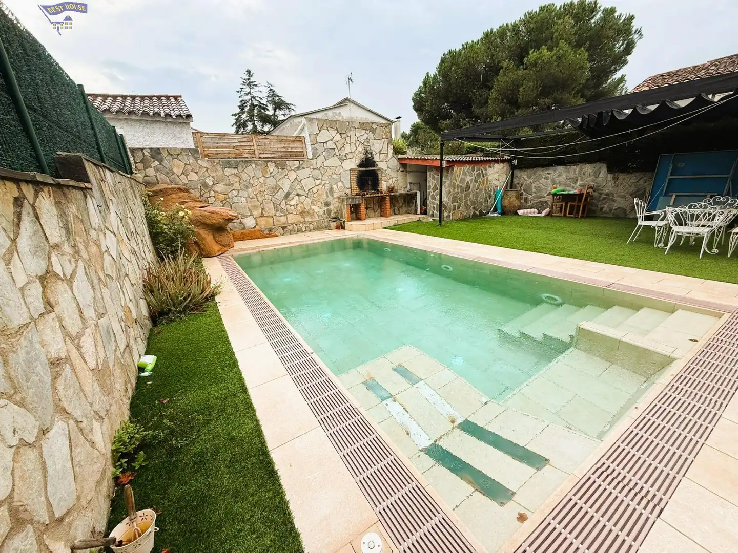 Piscina de Casa o chalet en venta en Barberà del Vallès con Calefacción, Jardín privado y Parquet