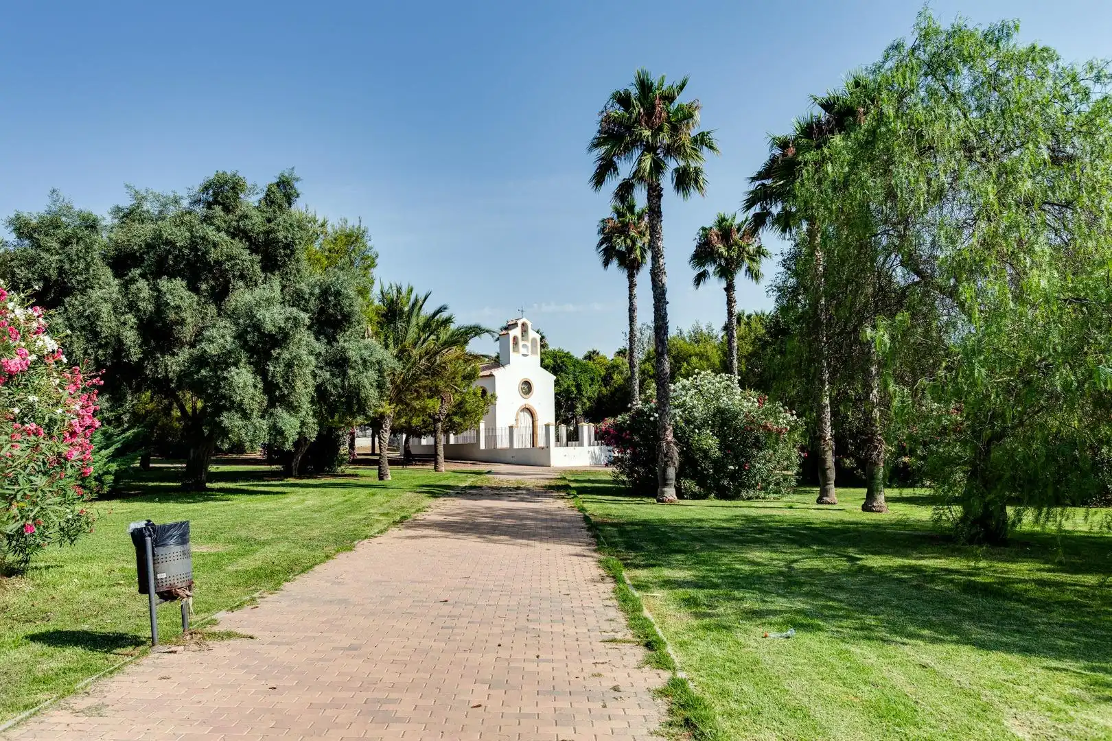 Vista exterior de Casa o xalet en venda en Torrevieja amb Aire condicionat, Jardí privat i Terrassa