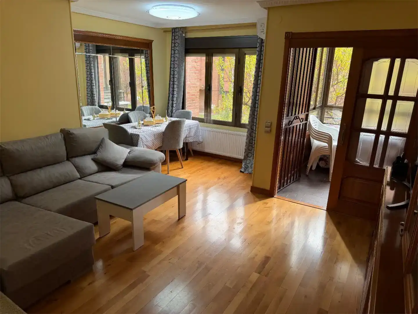 Sala d'estar de Pis en venda en Leganés amb Aire condicionat, Jardí privat i Parquet