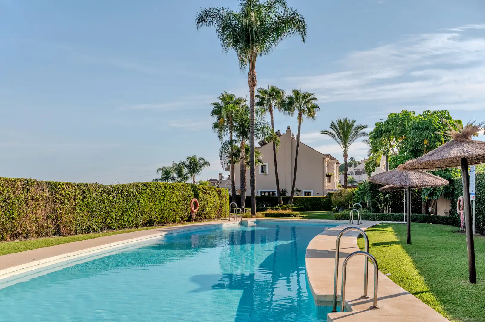 Piscina de Casa adosada en venda en Estepona amb Aire condicionat, Calefacció i Jardí privat