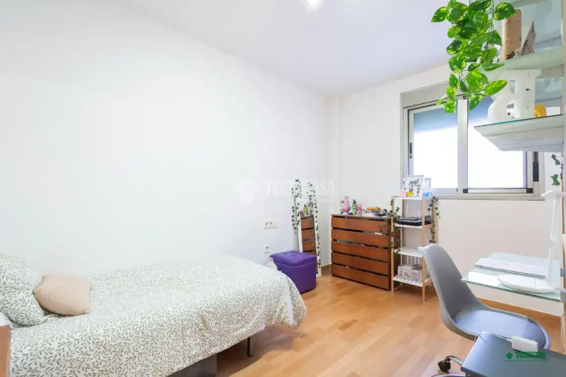 Habitación de Piso en venta en Almería con Terraza, Trastero y Piscina comunitaria