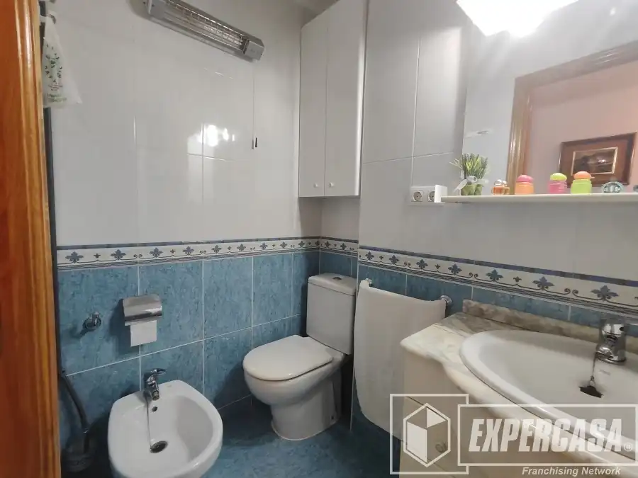 Bany de Apartament en venda en Benicasim / Benicàssim amb Aire condicionat, Terrassa i Moblat