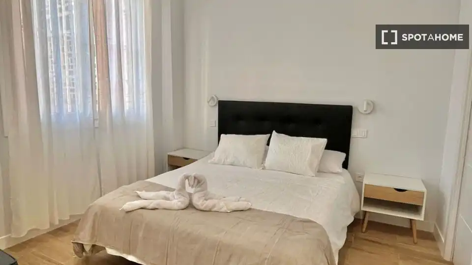 Schlafzimmer von Wohnung zur Miete in Madrid mit Klimaanlage, Heizung und Möbliert