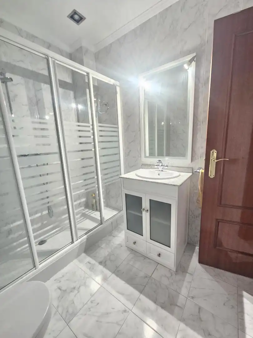 Badezimmer von Wohnung zur Miete in Dos Hermanas mit Klimaanlage, Terrasse und Möbliert