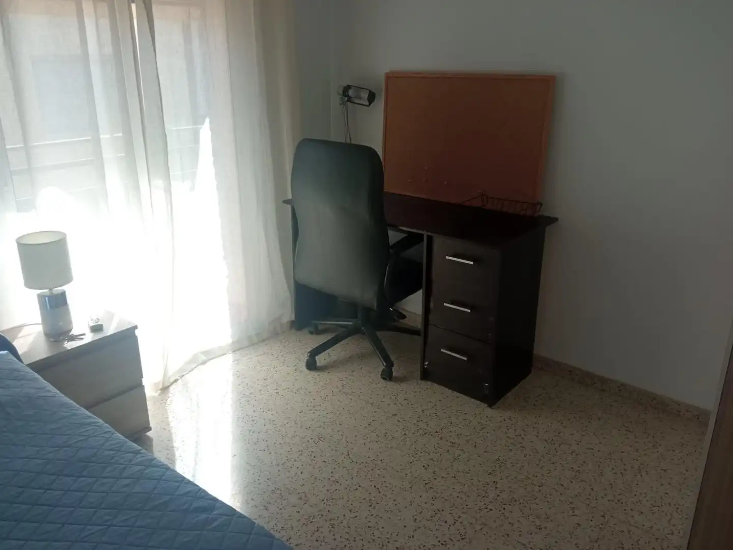 Habitación de Piso de alquiler en Granada con Terraza y Amueblado