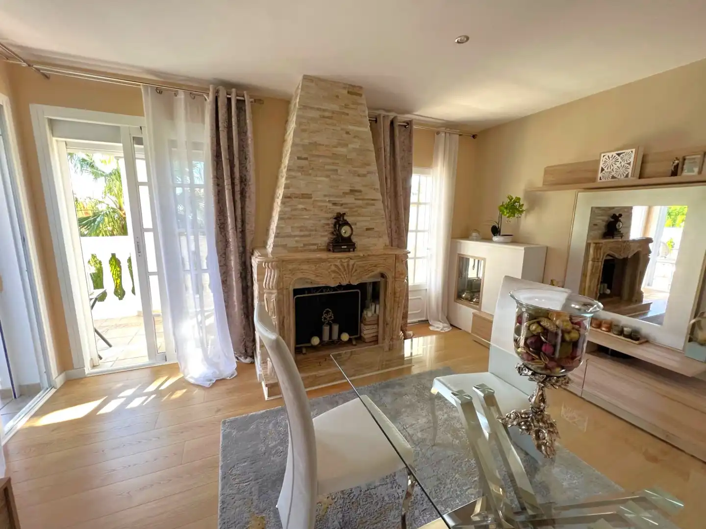 Sala de estar de Casa o chalet en venta en Estepona con Aire acondicionado, Jardín privado y Terraza