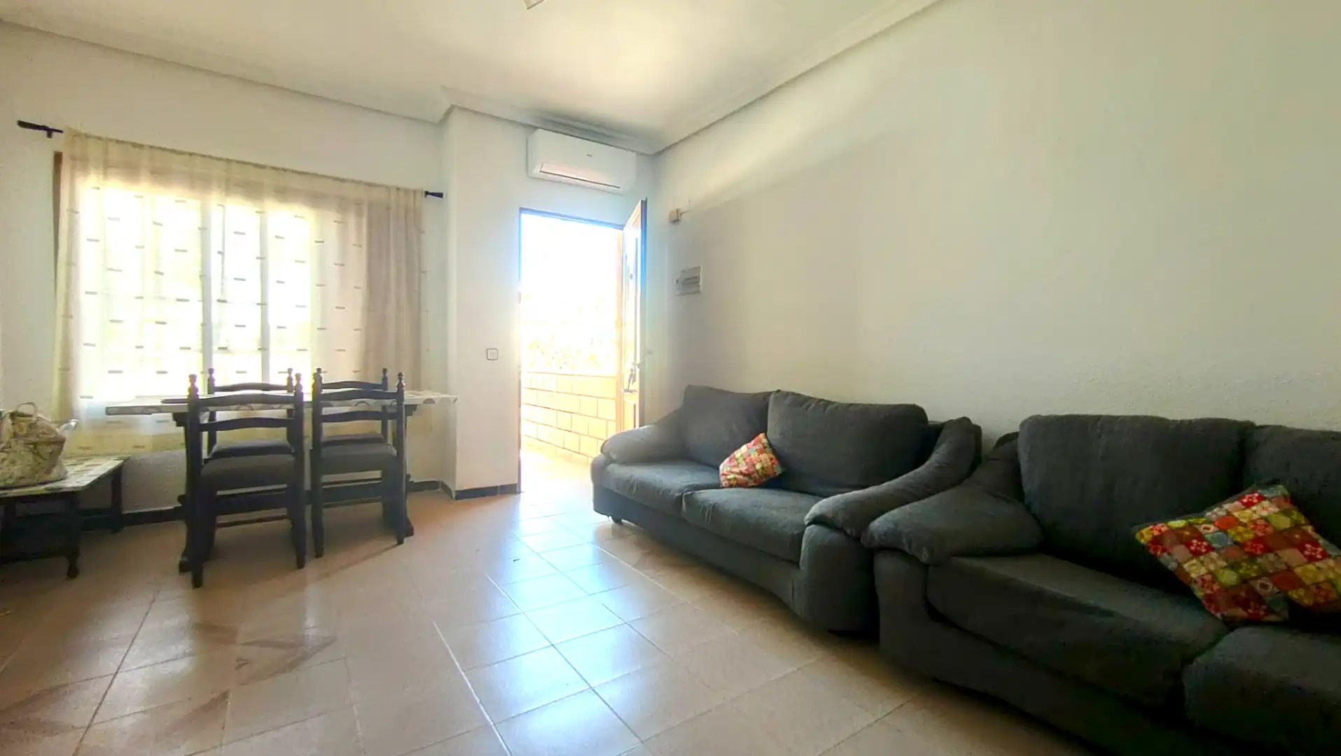 Sala d'estar de Dúplex de lloguer en Santa Pola amb Aire condicionat, Calefacció i Terrassa