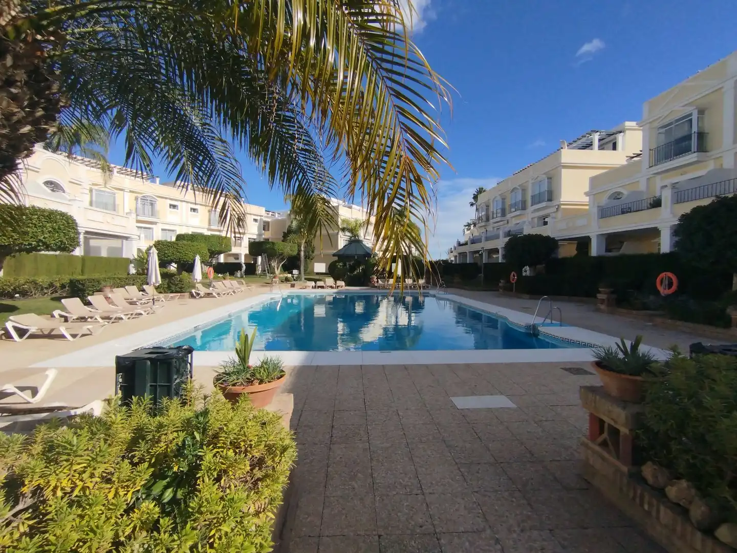 Piscina de Piso en venta en Marbella con Aire acondicionado, Terraza y Amueblado