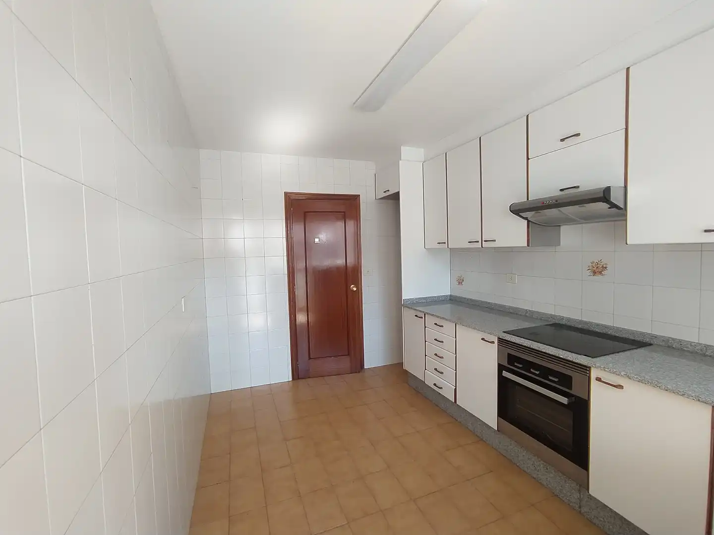 Cocina de Piso de alquiler en Vigo  con Calefacción, Parquet y Horno