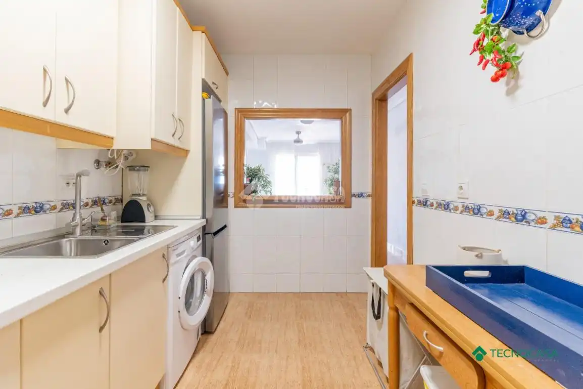 Cuina de Pis en venda en Roquetas de Mar amb Parquet i Terrassa