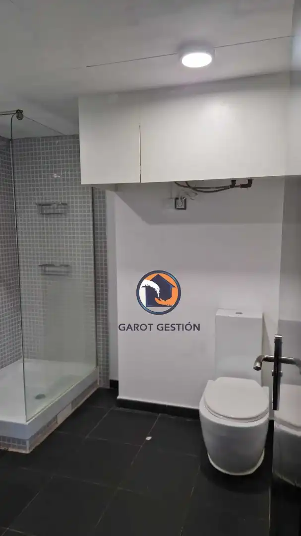 Badezimmer von Loft zum Verkauf in Guadalajara mit Klimaanlage, Heizung und Ofen