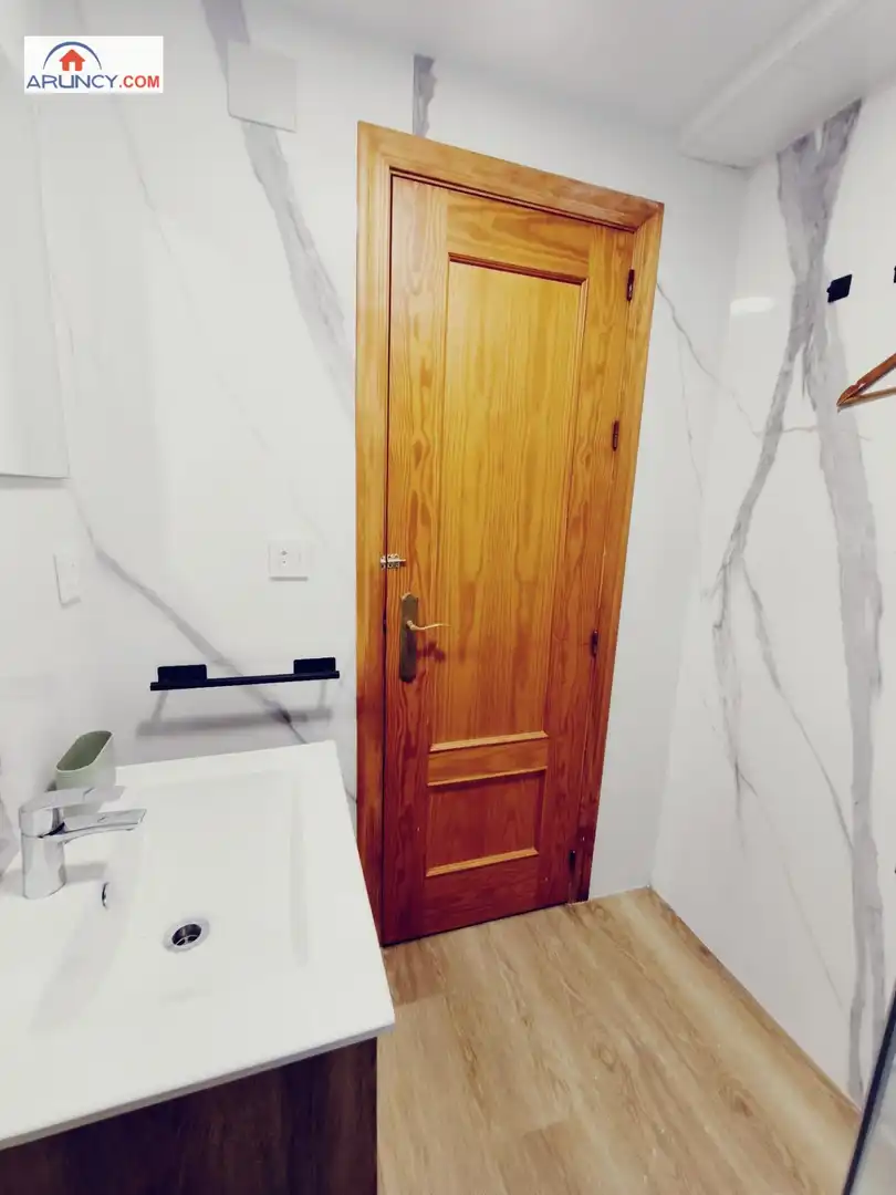 Bathroom of Flat for sale in Sevilla  with Air Conditioner, Heating and Furnished