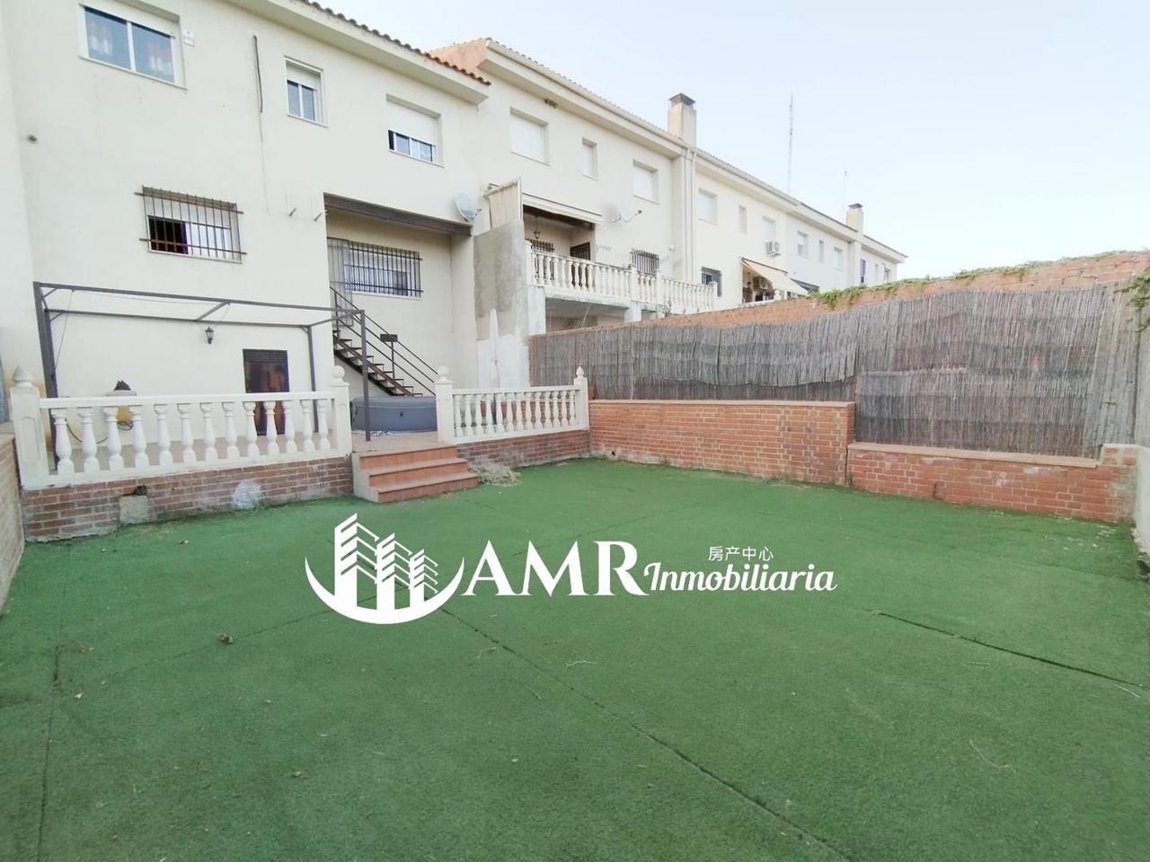 Vista exterior de Casa adosada en venda en Yeles amb Calefacció, Jardí privat i Traster