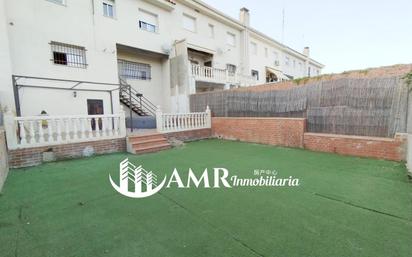 Vista exterior de Casa adosada en venda en Yeles amb Calefacció, Jardí privat i Traster