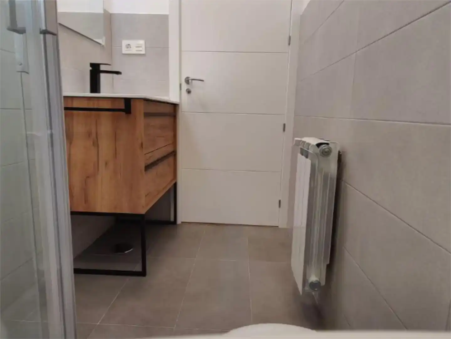 Bany de Pis en venda en Guardo amb Parquet, Traster i Balcó