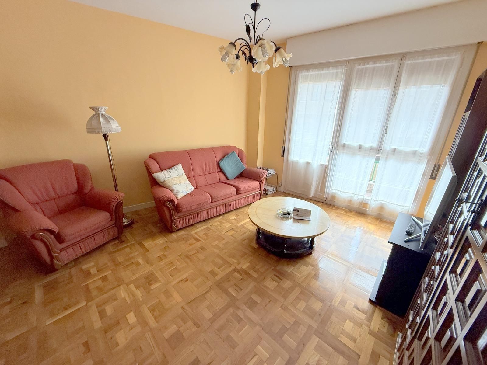 Sala de estar de Piso en venta en Estella / Lizarra con Calefacción, Parquet y Balcón