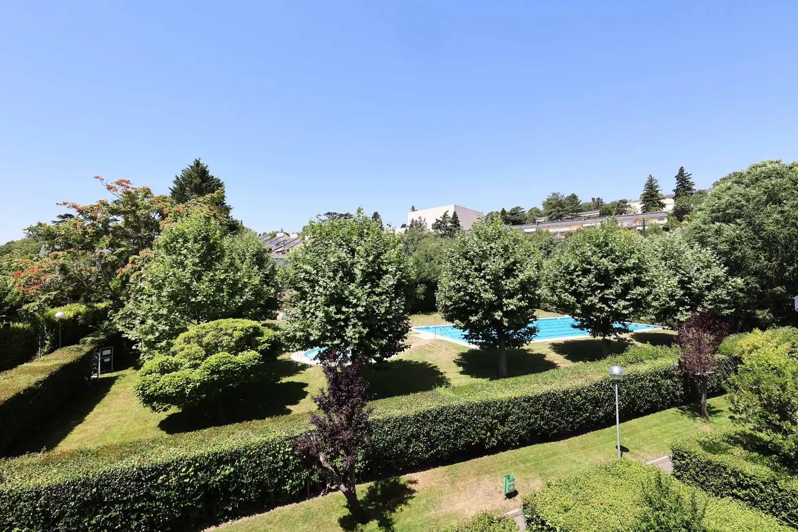 Jardín de Dúplex en venta en San Lorenzo de El Escorial con Calefacción, Terraza y Piscina comunitaria
