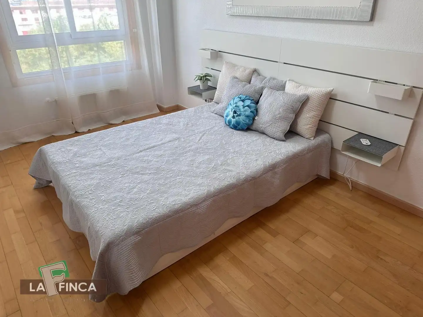 Dormitori de Pis en venda en Oviedo  amb Calefacció, Parquet i Traster