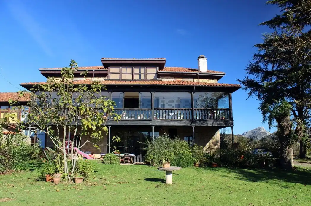 Casa con terrazza in vendita a Parres