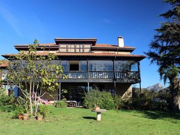 House with balcony for sale in Parres