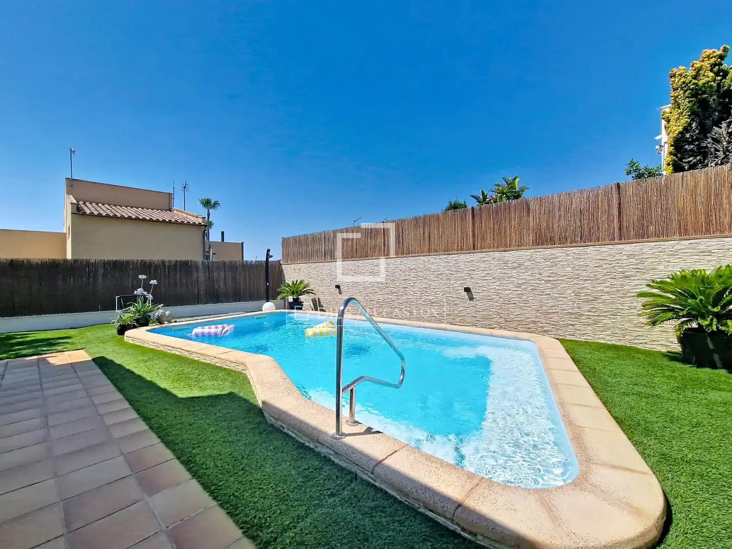 Piscina de Casa o xalet en venda en Calafell amb Aire condicionat, Calefacció i Jardí privat