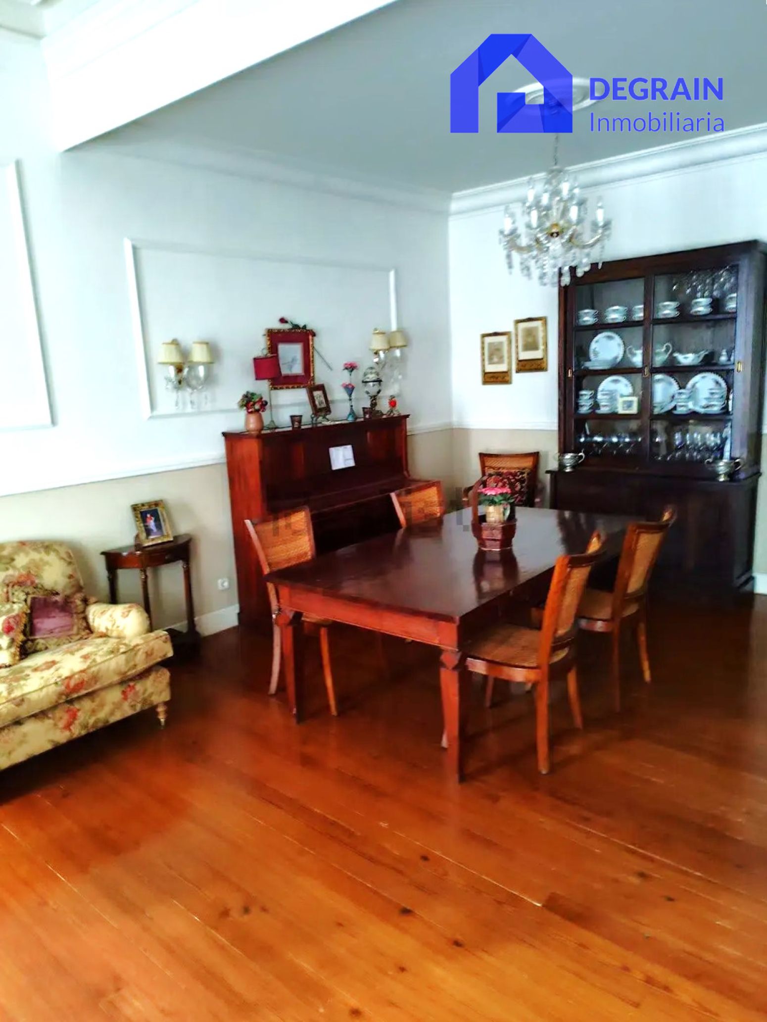 Comedor de Piso en venta en Oviedo  con Balcón