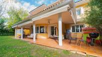 Terrassa de Casa o xalet en venda en Villanueva de la Cañada amb Aire condicionat, Terrassa i Piscina