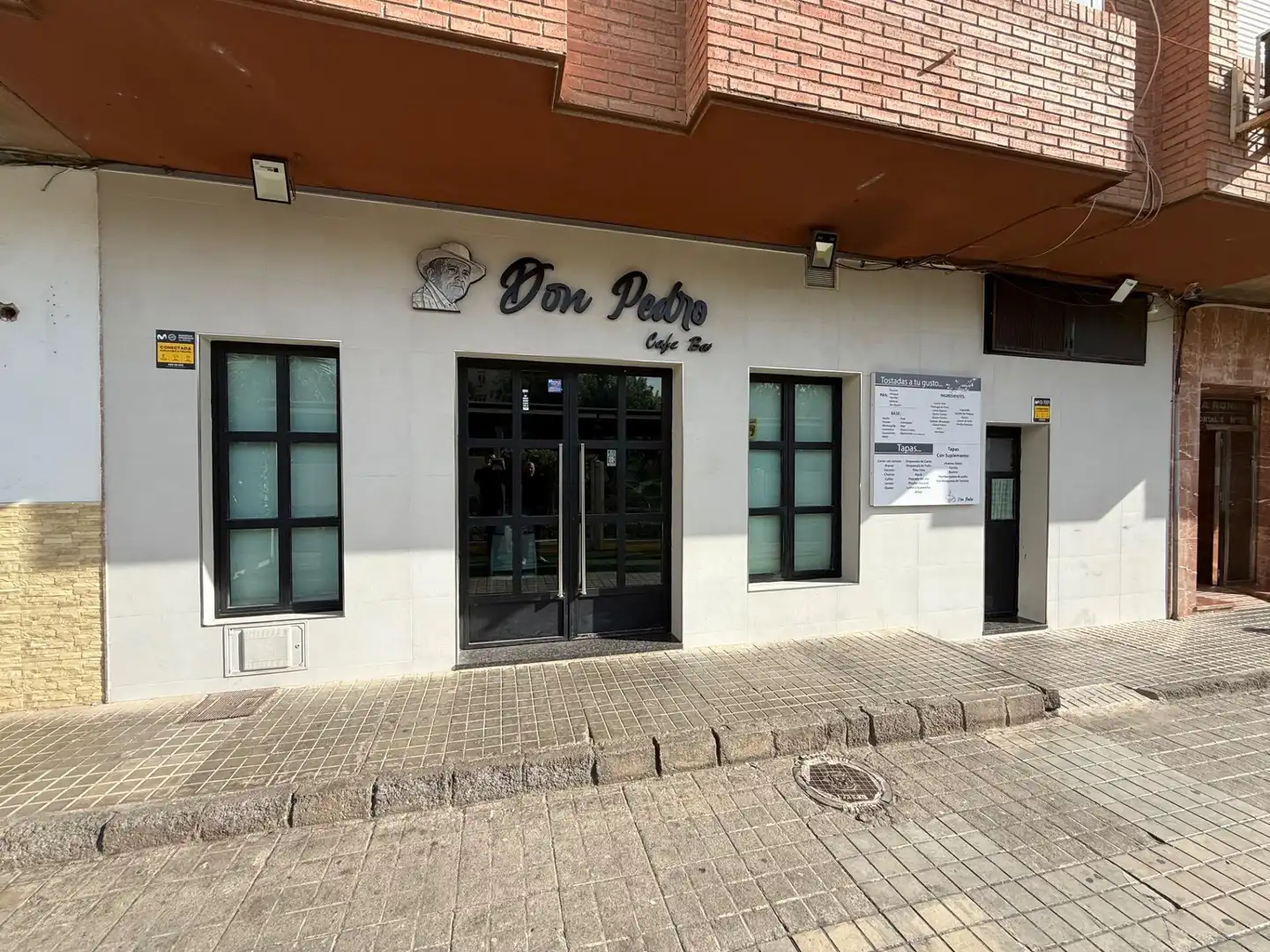 Vista exterior de Local en venta en  Almería Capital