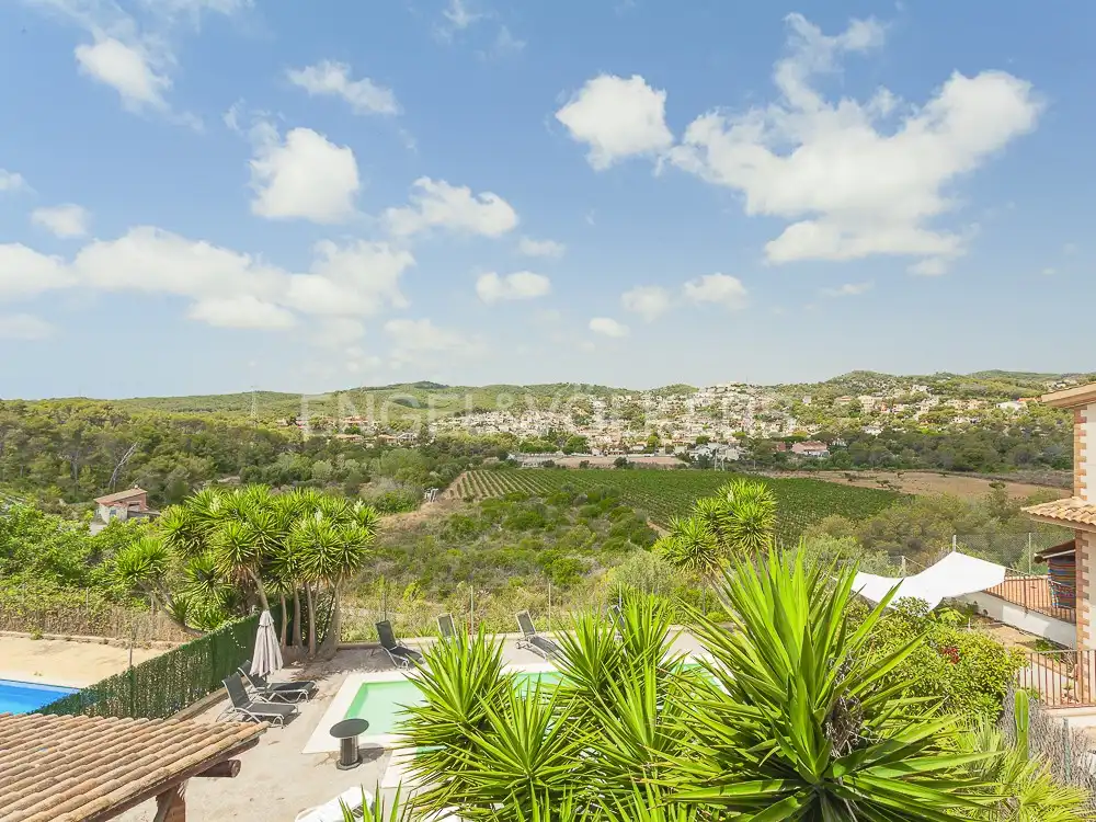 Vista exterior de Casa o xalet en venda en Cubelles amb Aire condicionat, Calefacció i Jardí privat