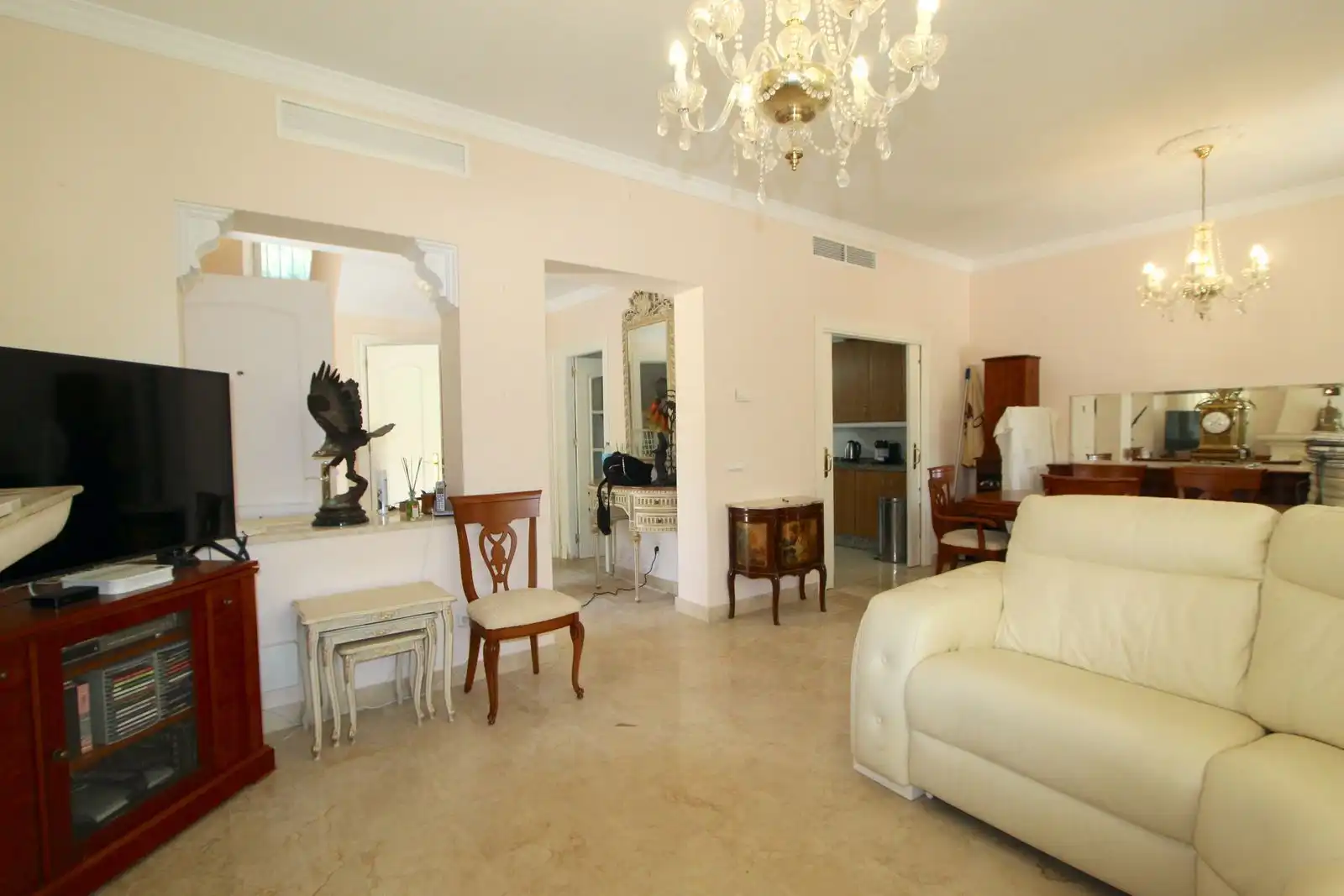 Sala d'estar de Casa adosada en venda en Marbella amb Terrassa, Moblat i Piscina comunitària