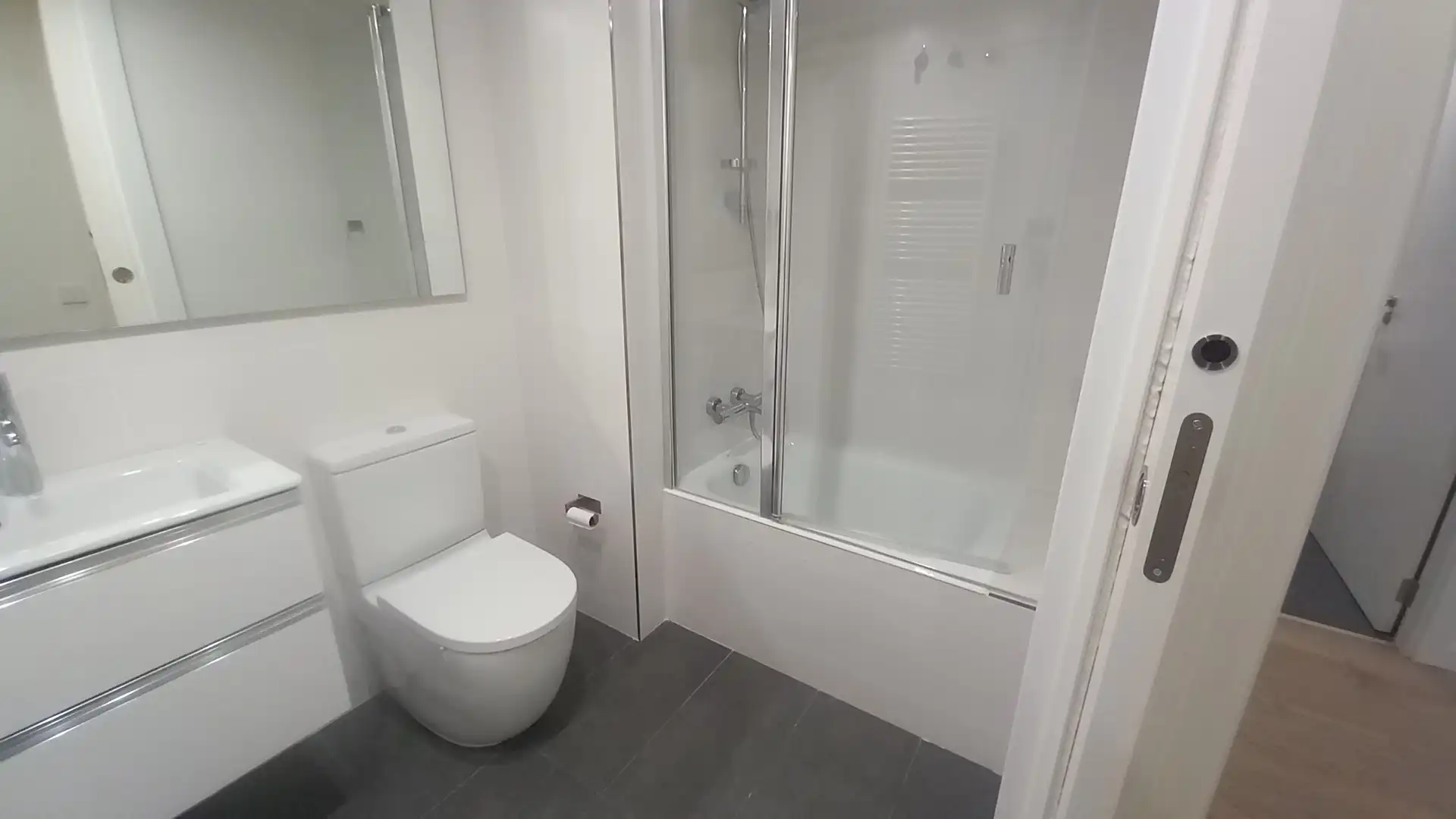 Baño de Planta baja de alquiler en Sant Cugat del Vallès con Aire acondicionado, Calefacción y Jardín privado