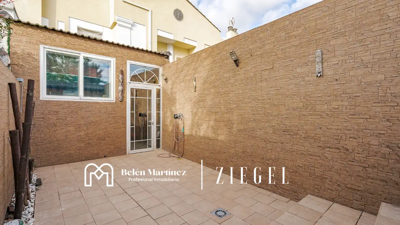 Vista exterior de Casa o chalet en venta en Urbanizaciones