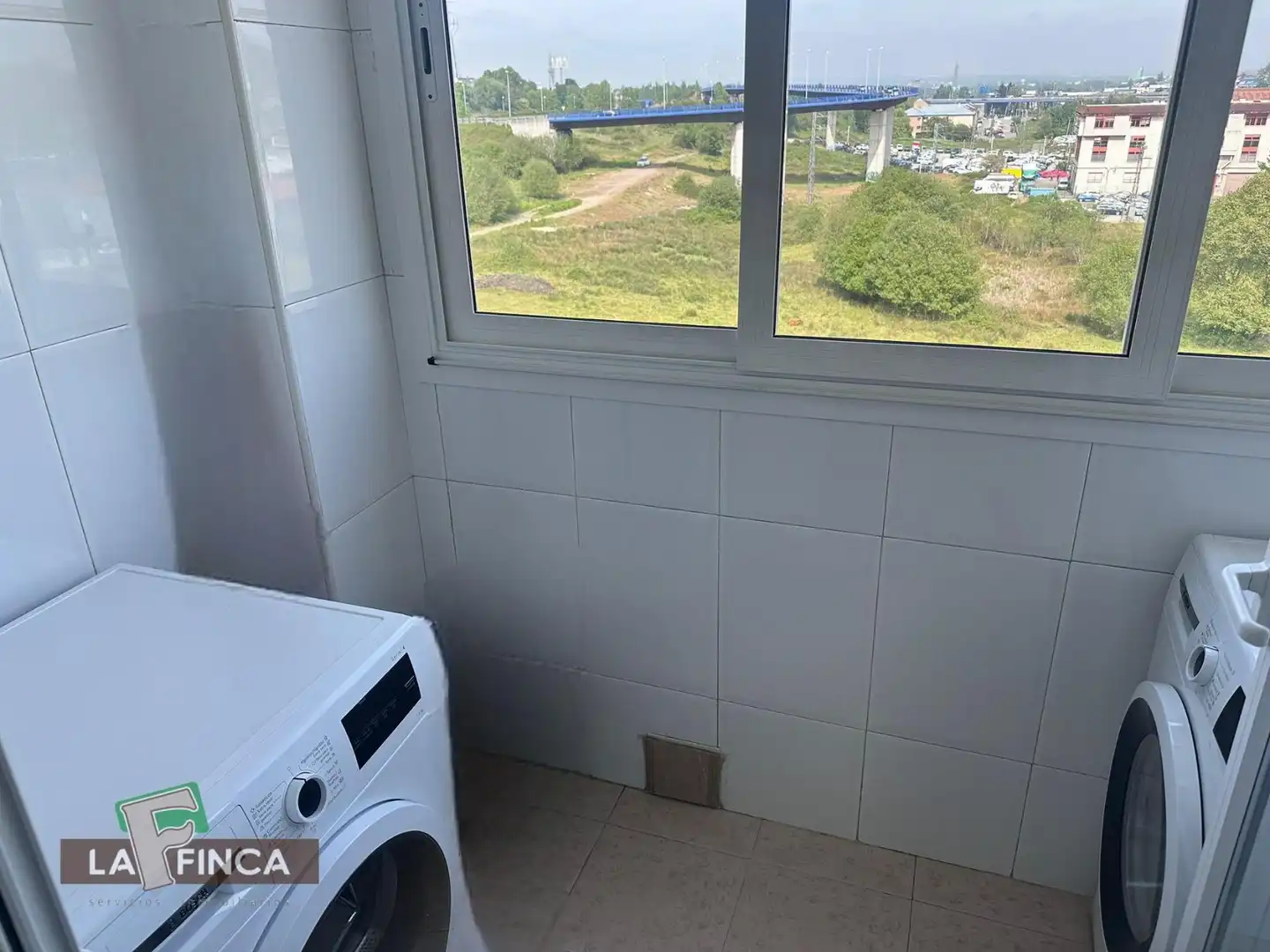 Bany de Pis en venda en Oviedo  amb Calefacció, Parquet i Traster