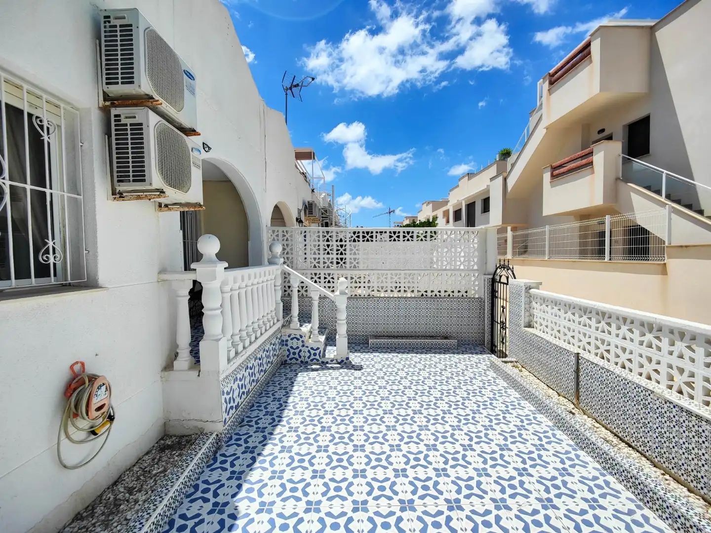 Terrasse von Einfamilien-Reihenhaus zum Verkauf in Torrevieja mit Klimaanlage, Privatgarten und Terrasse