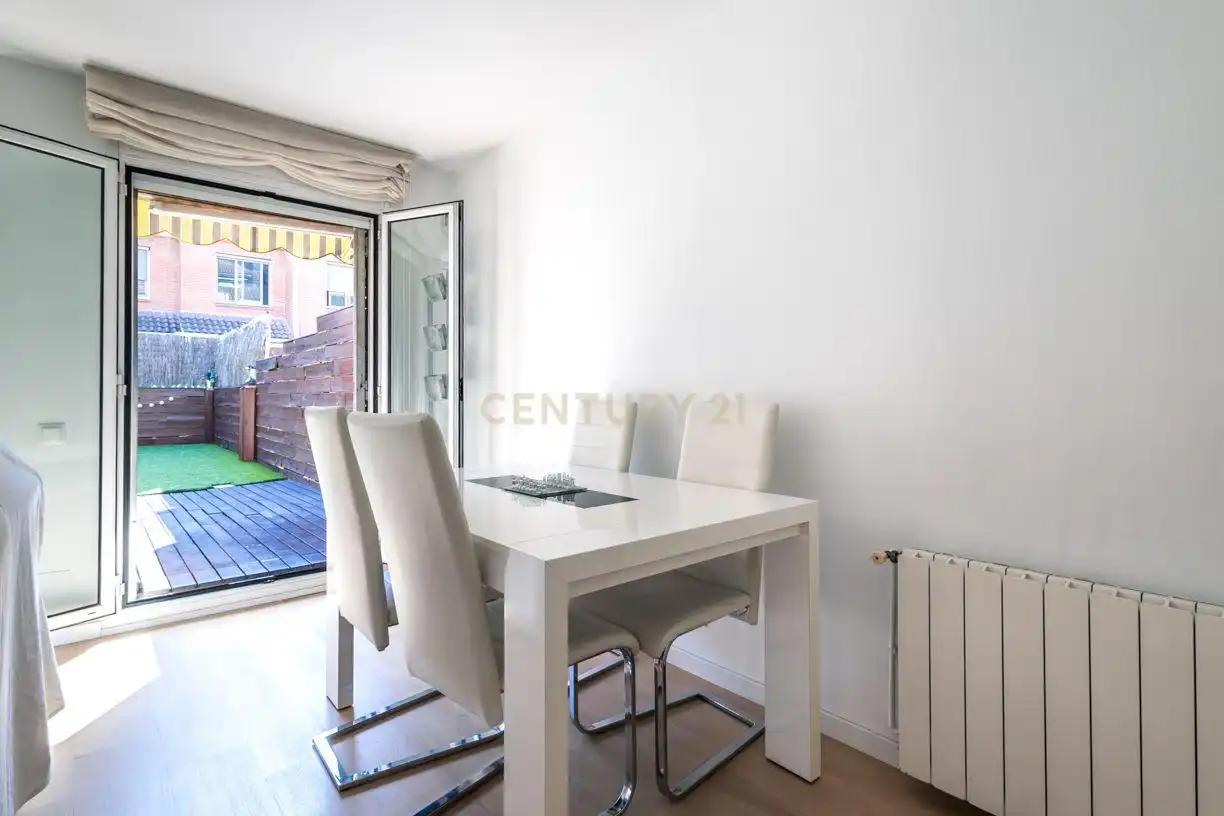 Esszimmer von Einfamilien-Reihenhaus zum Verkauf in Sant Joan Despí mit Klimaanlage und Balkon