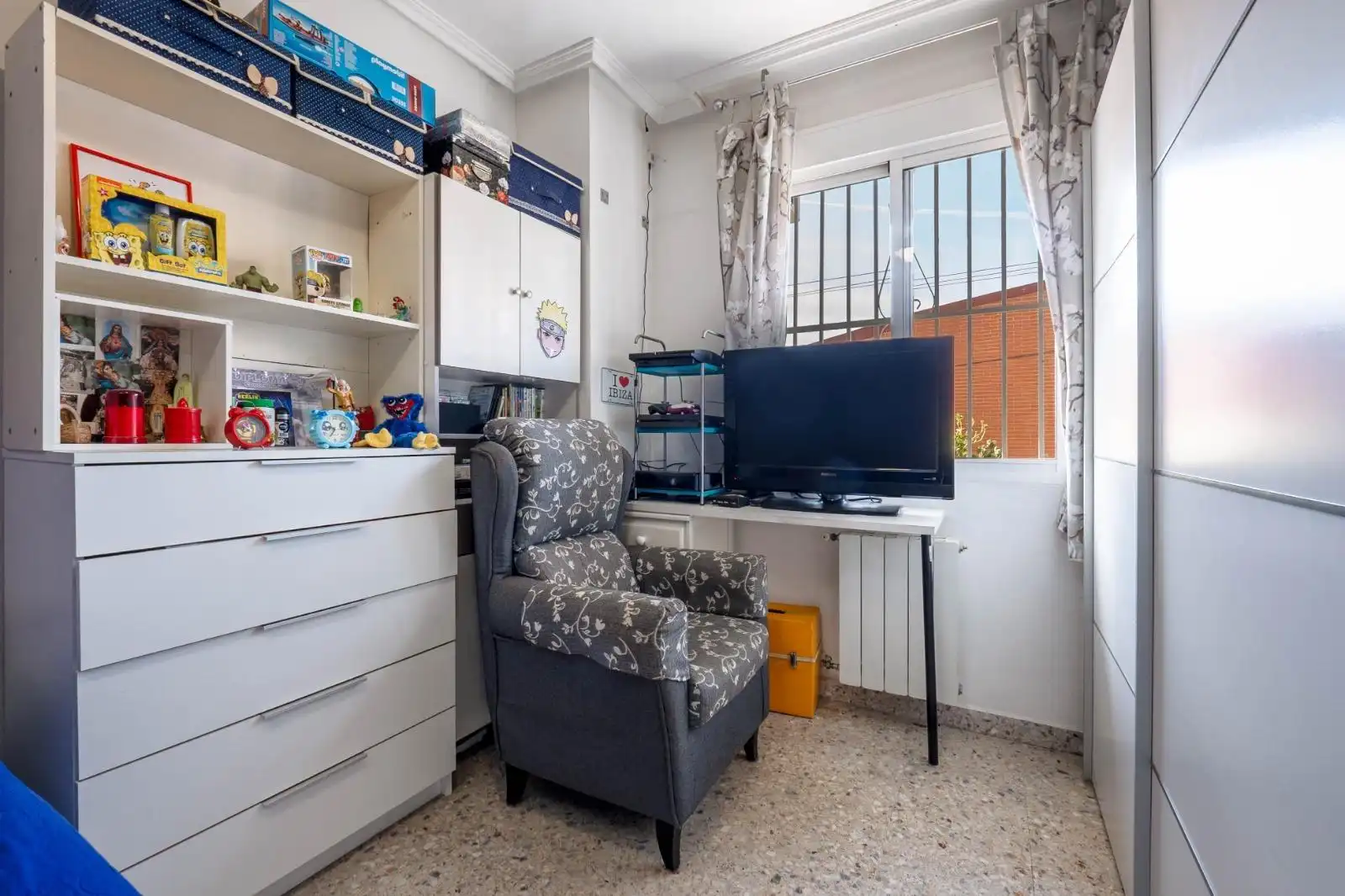 Living room of Flat for sale in Granada  with Air Conditioner, Heating and Terrace