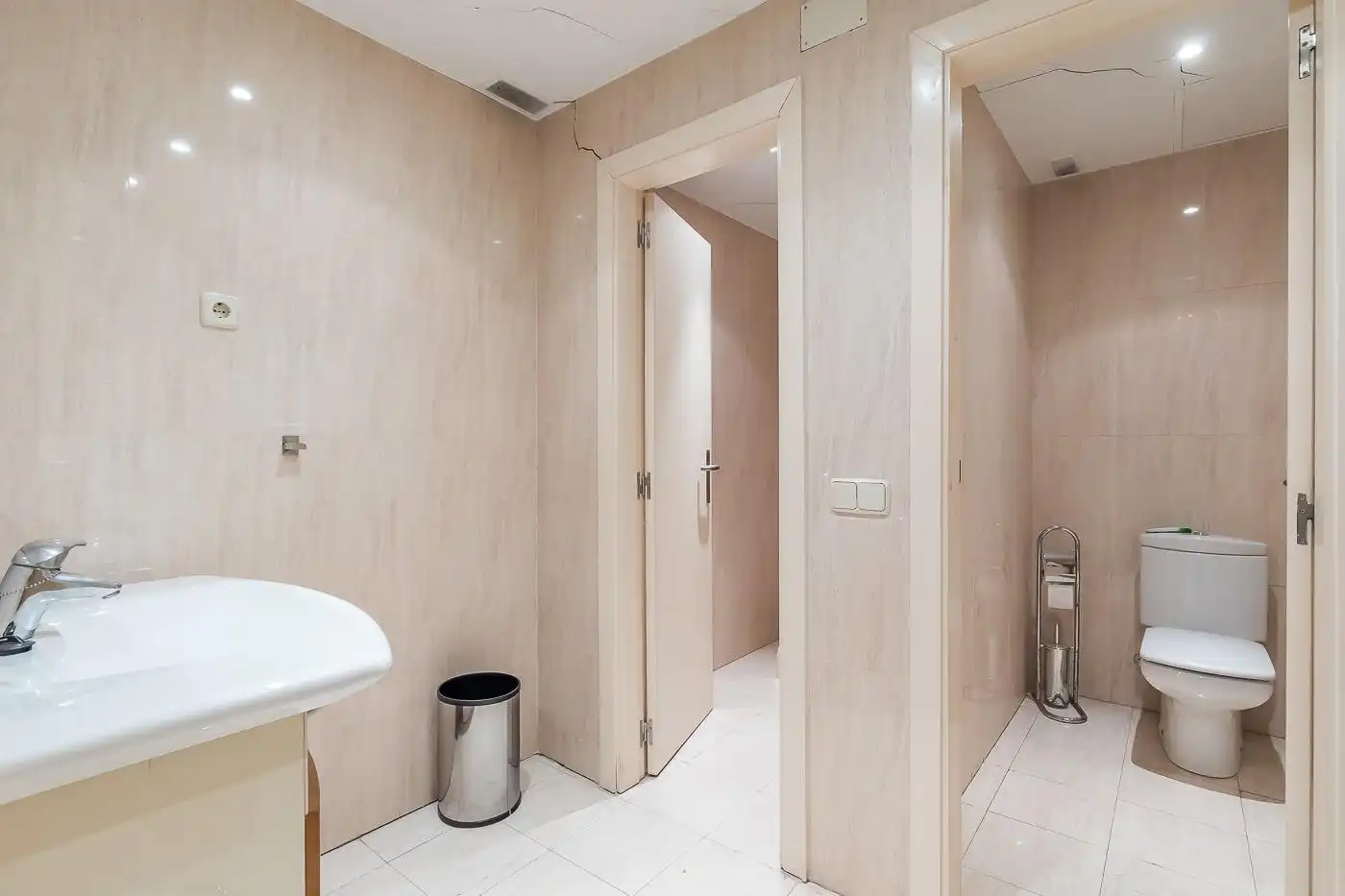Badezimmer von Gebäude zur Miete in Madrid