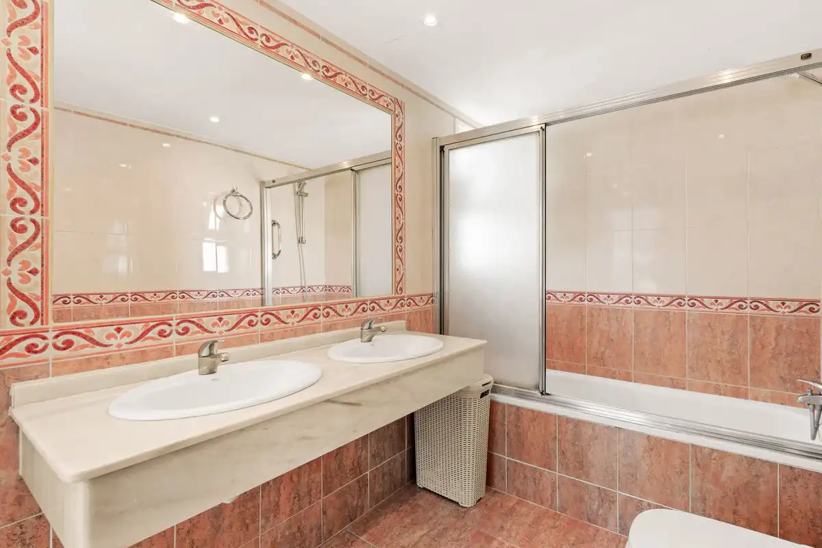 Bany de Casa adosada en venda en Marbella amb Aire condicionat, Jardí privat i Terrassa