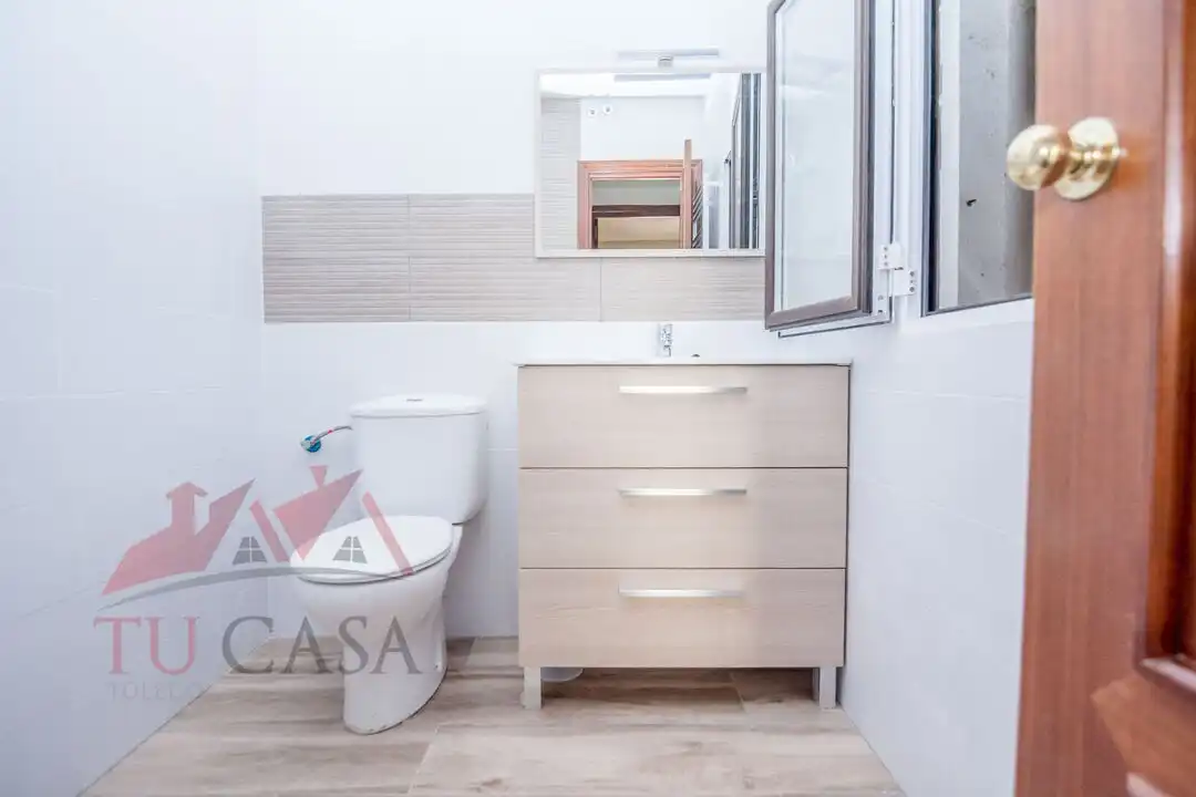 Baño de Piso de alquiler en Toledo con Balcón