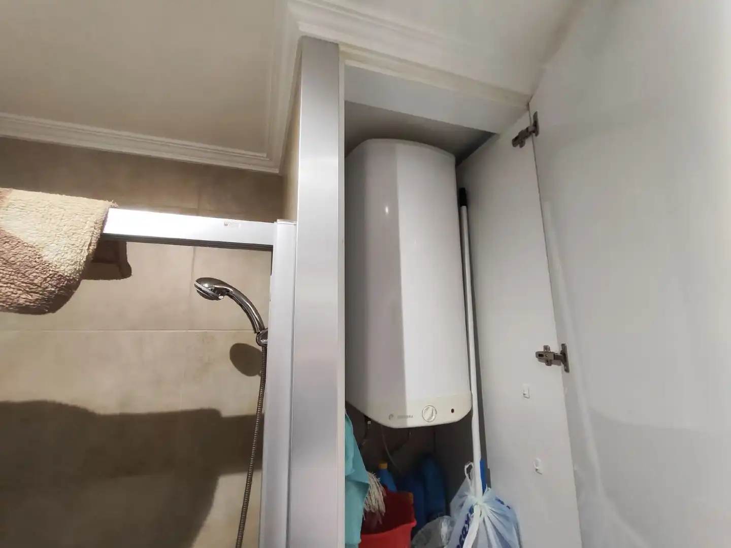 Baño de Piso de alquiler en A Coruña Capital  con Calefacción y Amueblado