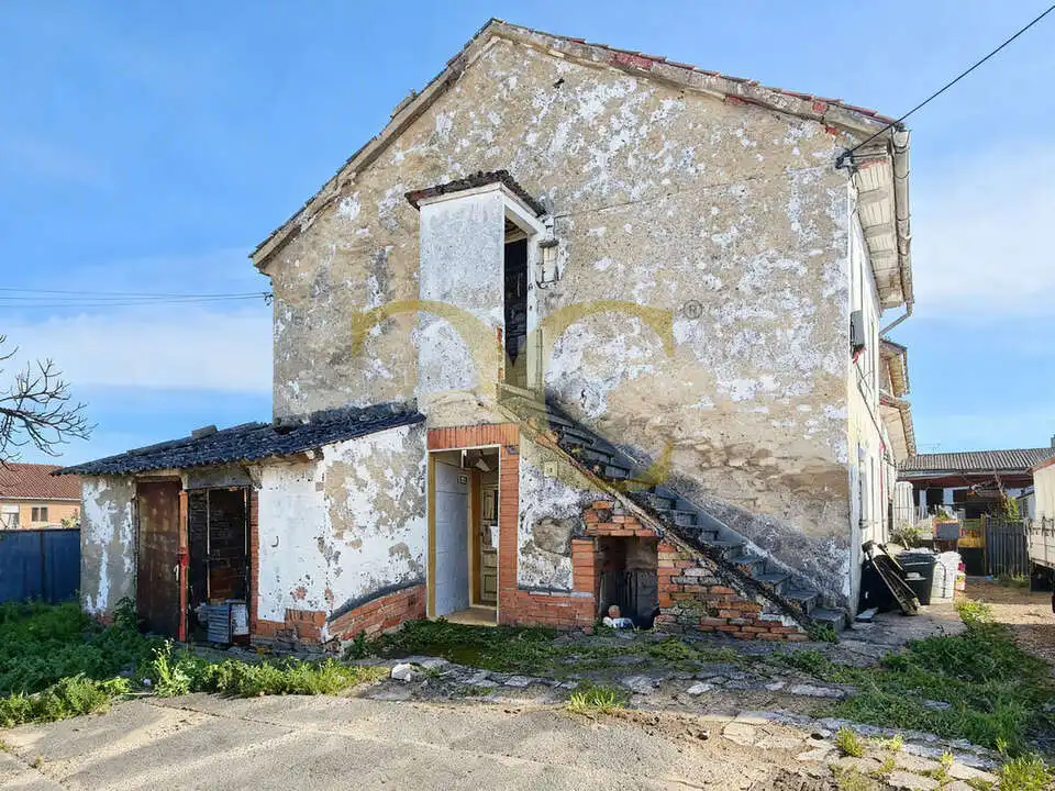 Außenansicht von Einfamilien-Reihenhaus zum Verkauf in Siero