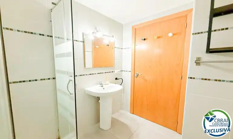 Baño de Dúplex en venta en Figueres con Terraza y Piscina comunitaria