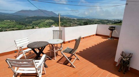 CASA PAREADA DE 4 HABITACIONES, PATIO Y SOLÁRIUM CON VISTAS PANORÁMICAS EN MANILVA