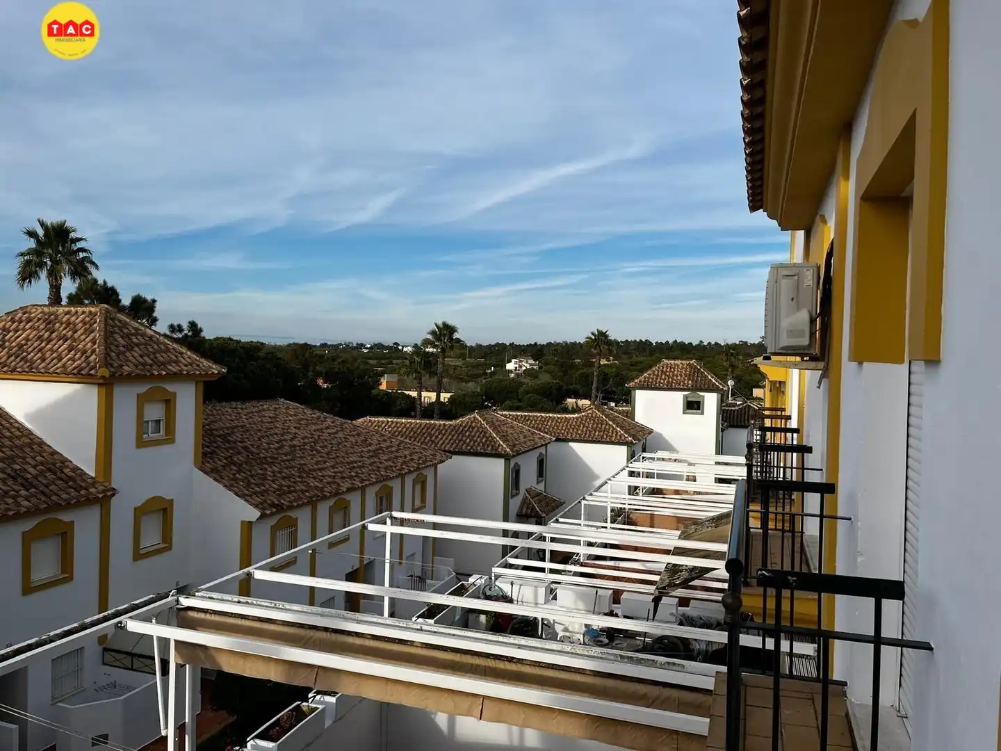 Außenansicht von Einfamilien-Reihenhaus zum Verkauf in Islantilla mit Klimaanlage, Heizung und Terrasse