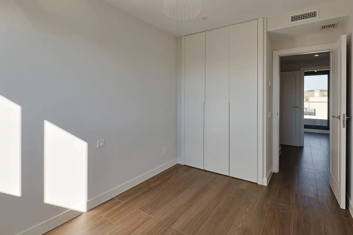 Schlafzimmer von Dachboden zur Miete in Boadilla del Monte mit Terrasse, Abstellraum und Gemeinschaftspool
