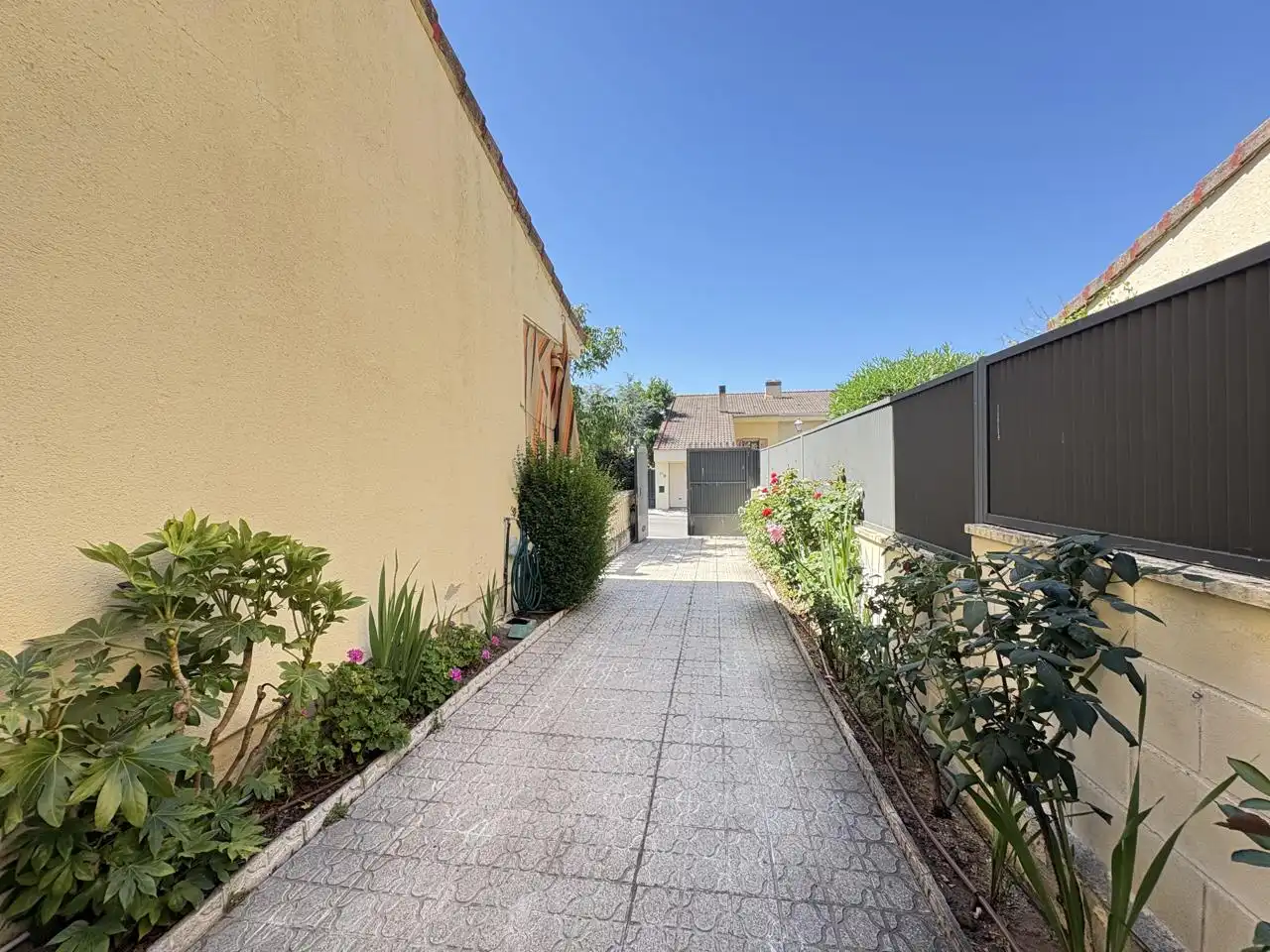 Vista exterior de Casa o xalet de lloguer en Collado Villalba amb Calefacció, Jardí privat i Parquet