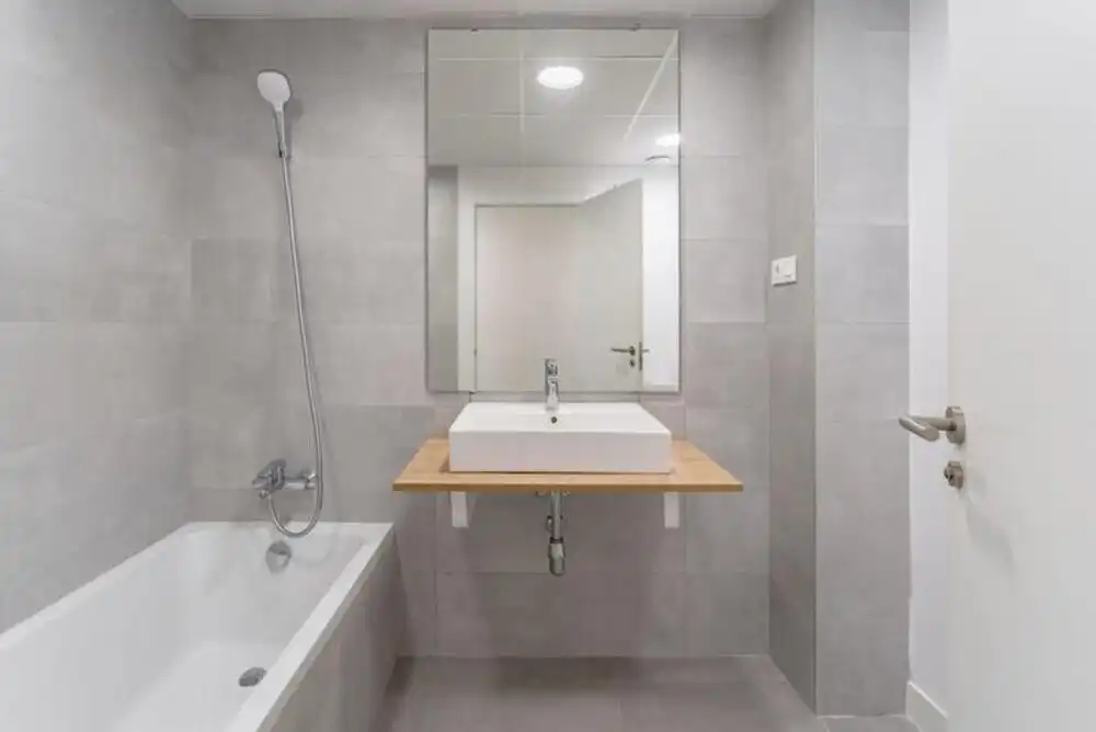 Baño de Apartamento de alquiler en Estepona con Aire acondicionado, Jardín privado y Terraza